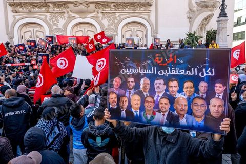 5 mars 2023 : malgré l’interdiction des autorités compétentes, la manifestation du Front du Salut National s'est tenue au centre ville de Tunis pour protester contre les arrestations, ces dernières semaines, de ses leaders. Le Front de salut national est une coalition politique qui s'oppose au « coup d'État » effectué par le président Kaïs Saïed le 25 juillet 2021. Près de deux milles manifestants se sont réunis au final devant le théâtre, brandissant les portraits des personnalités arrétés ces derniers semaines sur ordre du président. Najib Chebbi, président du Front du Salut, a condamné la politique arbitraire du président de la République, notamment, en ce qui concerne les arrestations ayant touché des politiciens, des activistes, des journalistes et des syndicalistes. Il a annoncé que les sympathisants du Front de salut ont décidé d’observer une manifestation de solidarité avec les détenus tous les mercredis, ajoutant qu’un nombre de personnalités nationales ont fait part de leur intention de rejoindre le front.