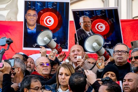 5 mars 2023 : malgré l’interdiction des autorités compétentes, la manifestation du Front du Salut National s'est tenue au centre ville de Tunis pour protester contre les arrestations, ces dernières semaines, de ses leaders. Le Front de salut national est une coalition politique qui s'oppose au « coup d'État » effectué par le président Kaïs Saïed le 25 juillet 2021. Près de deux milles manifestants se sont réunis au final devant le théâtre, brandissant les portraits des personnalités arrétés ces derniers semaines sur ordre du président. Najib Chebbi, président du Front du Salut, a condamné la politique arbitraire du président de la République, notamment, en ce qui concerne les arrestations ayant touché des politiciens, des activistes, des journalistes et des syndicalistes. Il a annoncé que les sympathisants du Front de salut ont décidé d’observer une manifestation de solidarité avec les détenus tous les mercredis, ajoutant qu’un nombre de personnalités nationales ont fait part de leur intention de rejoindre le front.