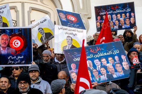 5 mars 2023 : malgré l’interdiction des autorités compétentes, la manifestation du Front du Salut National s'est tenue au centre ville de Tunis pour protester contre les arrestations, ces dernières semaines, de ses leaders. Le Front de salut national est une coalition politique qui s'oppose au « coup d'État » effectué par le président Kaïs Saïed le 25 juillet 2021. Près de deux milles manifestants se sont réunis au final devant le théâtre, brandissant les portraits des personnalités arrétés ces derniers semaines sur ordre du président. Najib Chebbi, président du Front du Salut, a condamné la politique arbitraire du président de la République, notamment, en ce qui concerne les arrestations ayant touché des politiciens, des activistes, des journalistes et des syndicalistes. Il a annoncé que les sympathisants du Front de salut ont décidé d’observer une manifestation de solidarité avec les détenus tous les mercredis, ajoutant qu’un nombre de personnalités nationales ont fait part de leur intention de rejoindre le front.