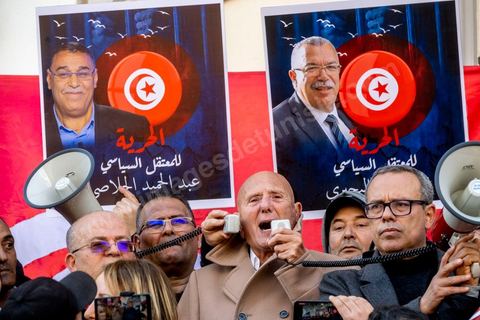 5 mars 2023 : malgré l’interdiction des autorités compétentes, la manifestation du Front du Salut National s'est tenue au centre ville de Tunis pour protester contre les arrestations, ces dernières semaines, de ses leaders. Le Front de salut national est une coalition politique qui s'oppose au « coup d'État » effectué par le président Kaïs Saïed le 25 juillet 2021. Près de deux milles manifestants se sont réunis au final devant le théâtre, brandissant les portraits des personnalités arrétés ces derniers semaines sur ordre du président. Najib Chebbi, président du Front du Salut, a condamné la politique arbitraire du président de la République, notamment, en ce qui concerne les arrestations ayant touché des politiciens, des activistes, des journalistes et des syndicalistes. Il a annoncé que les sympathisants du Front de salut ont décidé d’observer une manifestation de solidarité avec les détenus tous les mercredis, ajoutant qu’un nombre de personnalités nationales ont fait part de leur intention de rejoindre le front.