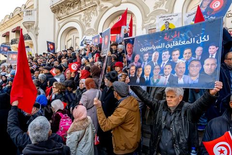 5 mars 2023 : malgré l’interdiction des autorités compétentes, la manifestation du Front du Salut National s'est tenue au centre ville de Tunis pour protester contre les arrestations, ces dernières semaines, de ses leaders. Le Front de salut national est une coalition politique qui s'oppose au « coup d'État » effectué par le président Kaïs Saïed le 25 juillet 2021. Près de deux milles manifestants se sont réunis au final devant le théâtre, brandissant les portraits des personnalités arrétés ces derniers semaines sur ordre du président. Najib Chebbi, président du Front du Salut, a condamné la politique arbitraire du président de la République, notamment, en ce qui concerne les arrestations ayant touché des politiciens, des activistes, des journalistes et des syndicalistes. Il a annoncé que les sympathisants du Front de salut ont décidé d’observer une manifestation de solidarité avec les détenus tous les mercredis, ajoutant qu’un nombre de personnalités nationales ont fait part de leur intention de rejoindre le front.