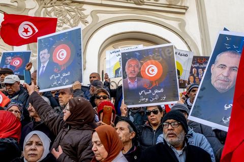 5 mars 2023 : malgré l’interdiction des autorités compétentes, la manifestation du Front du Salut National s'est tenue au centre ville de Tunis pour protester contre les arrestations, ces dernières semaines, de ses leaders. Le Front de salut national est une coalition politique qui s'oppose au « coup d'État » effectué par le président Kaïs Saïed le 25 juillet 2021. Près de deux milles manifestants se sont réunis au final devant le théâtre, brandissant les portraits des personnalités arrétés ces derniers semaines sur ordre du président. Najib Chebbi, président du Front du Salut, a condamné la politique arbitraire du président de la République, notamment, en ce qui concerne les arrestations ayant touché des politiciens, des activistes, des journalistes et des syndicalistes. Il a annoncé que les sympathisants du Front de salut ont décidé d’observer une manifestation de solidarité avec les détenus tous les mercredis, ajoutant qu’un nombre de personnalités nationales ont fait part de leur intention de rejoindre le front.