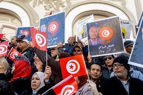 5 mars 2023 : malgré l’interdiction des autorités compétentes, la manifestation du Front du Salut National s'est tenue au centre ville de Tunis pour protester contre les arrestations, ces dernières semaines, de ses leaders. Le Front de salut national est une coalition politique qui s'oppose au « coup d'État » effectué par le président Kaïs Saïed le 25 juillet 2021. Près de deux milles manifestants se sont réunis au final devant le théâtre, brandissant les portraits des personnalités arrétés ces derniers semaines sur ordre du président. Najib Chebbi, président du Front du Salut, a condamné la politique arbitraire du président de la République, notamment, en ce qui concerne les arrestations ayant touché des politiciens, des activistes, des journalistes et des syndicalistes. Il a annoncé que les sympathisants du Front de salut ont décidé d’observer une manifestation de solidarité avec les détenus tous les mercredis, ajoutant qu’un nombre de personnalités nationales ont fait part de leur intention de rejoindre le front.