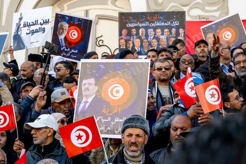 5 mars 2023 : malgré l’interdiction des autorités compétentes, la manifestation du Front du Salut National s'est tenue au centre ville de Tunis pour protester contre les arrestations, ces dernières semaines, de ses leaders. Le Front de salut national est une coalition politique qui s'oppose au « coup d'État » effectué par le président Kaïs Saïed le 25 juillet 2021. Près de deux milles manifestants se sont réunis au final devant le théâtre, brandissant les portraits des personnalités arrétés ces derniers semaines sur ordre du président. Najib Chebbi, président du Front du Salut, a condamné la politique arbitraire du président de la République, notamment, en ce qui concerne les arrestations ayant touché des politiciens, des activistes, des journalistes et des syndicalistes. Il a annoncé que les sympathisants du Front de salut ont décidé d’observer une manifestation de solidarité avec les détenus tous les mercredis, ajoutant qu’un nombre de personnalités nationales ont fait part de leur intention de rejoindre le front.
