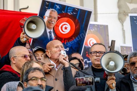 5 mars 2023 : malgré l’interdiction des autorités compétentes, la manifestation du Front du Salut National s'est tenue au centre ville de Tunis pour protester contre les arrestations, ces dernières semaines, de ses leaders. Le Front de salut national est une coalition politique qui s'oppose au « coup d'État » effectué par le président Kaïs Saïed le 25 juillet 2021. Près de deux milles manifestants se sont réunis au final devant le théâtre, brandissant les portraits des personnalités arrétés ces derniers semaines sur ordre du président. Najib Chebbi, président du Front du Salut, a condamné la politique arbitraire du président de la République, notamment, en ce qui concerne les arrestations ayant touché des politiciens, des activistes, des journalistes et des syndicalistes. Il a annoncé que les sympathisants du Front de salut ont décidé d’observer une manifestation de solidarité avec les détenus tous les mercredis, ajoutant qu’un nombre de personnalités nationales ont fait part de leur intention de rejoindre le front.