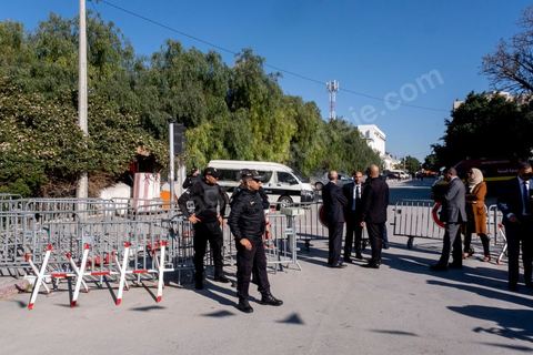 13 mars 2023 : Première séance plénière de la nouvelle Assemblée Nationale tunisienne, suite aux éléections législatives de décembre 2022 et après la suspension puis la dissolution de l'ancienne assemblée par le Président Kais Saied le 25 juuillet 2021. Cette séance inaugurale fut, à la surprise générale, interdite à la presse nationale et internationale, contrairement aux pratiques d'ouverture aux médias depuis la révolution tunsienne de 2011.  Seule la Télévision natioanle tunisienne et l'agence de presse d'état furent autorisés à couvrir cette jouréne d'ouvertture. Les journalistes à l'appel de leur syndicat, le SNJT, ont improvisé un sit in devant les barrières et les policiers leur interdisant l'accès à l'assemblée. 