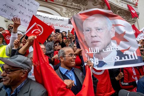 20 mars 2023 : en cette date anniversaire de l'Indépendance de la Tunisie en 1956, les partisans du Président tunisien Kais Saied se sont rassemblées à l'avneue Bourguiba à Tunis. Près d'un millier de personnes avec drapeaux et photos du président ont scandé leur soutien en chantant l'hymne national, des chants partisans et en diffusant des discours de Kasi Saied. Le dirigeant du Harak 25 juillet Fathy Hakimi, organisateur du rassemblement, a affirmé que ce rassemblement est un nouveau soutien aux décisions du président et contre la motion de l'Union européenne qu'il considère comme une ingérence dans les affaires internes du pays. Il a, par ailleurs, appelé l'Assemblée des représentants du peuple à tenir une séance plénière pour répondre aux décisions du Parlement européen.