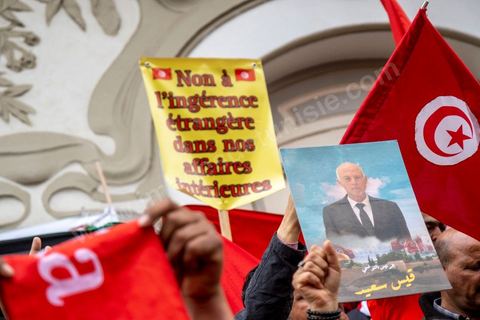 20 mars 2023 : en cette date anniversaire de l'Indépendance de la Tunisie en 1956, les partisans du Président tunisien Kais Saied se sont rassemblées à l'avneue Bourguiba à Tunis. Près d'un millier de personnes avec drapeaux et photos du président ont scandé leur soutien en chantant l'hymne national, des chants partisans et en diffusant des discours de Kasi Saied. Le dirigeant du Harak 25 juillet Fathy Hakimi, organisateur du rassemblement, a affirmé que ce rassemblement est un nouveau soutien aux décisions du président et contre la motion de l'Union européenne qu'il considère comme une ingérence dans les affaires internes du pays. Il a, par ailleurs, appelé l'Assemblée des représentants du peuple à tenir une séance plénière pour répondre aux décisions du Parlement européen.