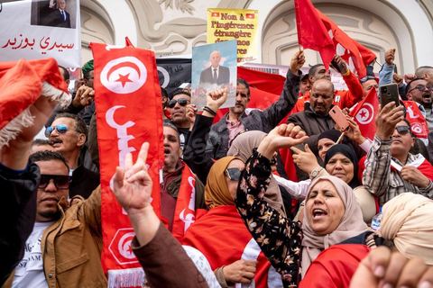 20 mars 2023 : en cette date anniversaire de l'Indépendance de la Tunisie en 1956, les partisans du Président tunisien Kais Saied se sont rassemblées à l'avneue Bourguiba à Tunis. Près d'un millier de personnes avec drapeaux et photos du président ont scandé leur soutien en chantant l'hymne national, des chants partisans et en diffusant des discours de Kasi Saied. Le dirigeant du Harak 25 juillet Fathy Hakimi, organisateur du rassemblement, a affirmé que ce rassemblement est un nouveau soutien aux décisions du président et contre la motion de l'Union européenne qu'il considère comme une ingérence dans les affaires internes du pays. Il a, par ailleurs, appelé l'Assemblée des représentants du peuple à tenir une séance plénière pour répondre aux décisions du Parlement européen.