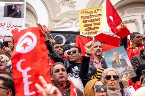 20 mars 2023 : en cette date anniversaire de l'Indépendance de la Tunisie en 1956, les partisans du Président tunisien Kais Saied se sont rassemblées à l'avneue Bourguiba à Tunis. Près d'un millier de personnes avec drapeaux et photos du président ont scandé leur soutien en chantant l'hymne national, des chants partisans et en diffusant des discours de Kasi Saied. Le dirigeant du Harak 25 juillet Fathy Hakimi, organisateur du rassemblement, a affirmé que ce rassemblement est un nouveau soutien aux décisions du président et contre la motion de l'Union européenne qu'il considère comme une ingérence dans les affaires internes du pays. Il a, par ailleurs, appelé l'Assemblée des représentants du peuple à tenir une séance plénière pour répondre aux décisions du Parlement européen.