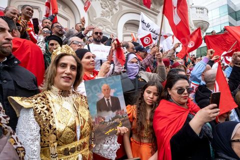 20 mars 2023 : en cette date anniversaire de l'Indépendance de la Tunisie en 1956, les partisans du Président tunisien Kais Saied se sont rassemblées à l'avneue Bourguiba à Tunis. Près d'un millier de personnes avec drapeaux et photos du président ont scandé leur soutien en chantant l'hymne national, des chants partisans et en diffusant des discours de Kasi Saied. Le dirigeant du Harak 25 juillet Fathy Hakimi, organisateur du rassemblement, a affirmé que ce rassemblement est un nouveau soutien aux décisions du président et contre la motion de l'Union européenne qu'il considère comme une ingérence dans les affaires internes du pays. Il a, par ailleurs, appelé l'Assemblée des représentants du peuple à tenir une séance plénière pour répondre aux décisions du Parlement européen.