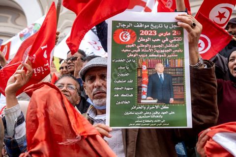 20 mars 2023 : en cette date anniversaire de l'Indépendance de la Tunisie en 1956, les partisans du Président tunisien Kais Saied se sont rassemblées à l'avneue Bourguiba à Tunis. Près d'un millier de personnes avec drapeaux et photos du président ont scandé leur soutien en chantant l'hymne national, des chants partisans et en diffusant des discours de Kasi Saied. Le dirigeant du Harak 25 juillet Fathy Hakimi, organisateur du rassemblement, a affirmé que ce rassemblement est un nouveau soutien aux décisions du président et contre la motion de l'Union européenne qu'il considère comme une ingérence dans les affaires internes du pays. Il a, par ailleurs, appelé l'Assemblée des représentants du peuple à tenir une séance plénière pour répondre aux décisions du Parlement européen.