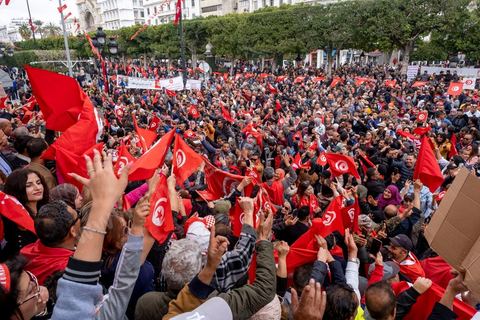 20 mars 2023 : en cette date anniversaire de l'Indépendance de la Tunisie en 1956, les partisans du Président tunisien Kais Saied se sont rassemblées à l'avneue Bourguiba à Tunis. Près d'un millier de personnes avec drapeaux et photos du président ont scandé leur soutien en chantant l'hymne national, des chants partisans et en diffusant des discours de Kasi Saied. Le dirigeant du Harak 25 juillet Fathy Hakimi, organisateur du rassemblement, a affirmé que ce rassemblement est un nouveau soutien aux décisions du président et contre la motion de l'Union européenne qu'il considère comme une ingérence dans les affaires internes du pays. Il a, par ailleurs, appelé l'Assemblée des représentants du peuple à tenir une séance plénière pour répondre aux décisions du Parlement européen.