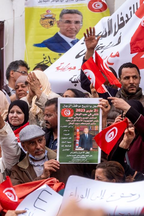 20 mars 2023 : en cette date anniversaire de l'Indépendance de la Tunisie en 1956, les partisans du Président tunisien Kais Saied se sont rassemblées à l'avneue Bourguiba à Tunis. Près d'un millier de personnes avec drapeaux et photos du président ont scandé leur soutien en chantant l'hymne national, des chants partisans et en diffusant des discours de Kasi Saied. Le dirigeant du Harak 25 juillet Fathy Hakimi, organisateur du rassemblement, a affirmé que ce rassemblement est un nouveau soutien aux décisions du président et contre la motion de l'Union européenne qu'il considère comme une ingérence dans les affaires internes du pays. Il a, par ailleurs, appelé l'Assemblée des représentants du peuple à tenir une séance plénière pour répondre aux décisions du Parlement européen.