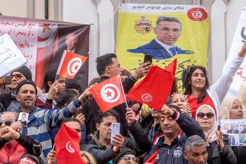 20 mars 2023 : en cette date anniversaire de l'Indépendance de la Tunisie en 1956, les partisans du Président tunisien Kais Saied se sont rassemblées à l'avneue Bourguiba à Tunis. Près d'un millier de personnes avec drapeaux et photos du président ont scandé leur soutien en chantant l'hymne national, des chants partisans et en diffusant des discours de Kasi Saied. Le dirigeant du Harak 25 juillet Fathy Hakimi, organisateur du rassemblement, a affirmé que ce rassemblement est un nouveau soutien aux décisions du président et contre la motion de l'Union européenne qu'il considère comme une ingérence dans les affaires internes du pays. Il a, par ailleurs, appelé l'Assemblée des représentants du peuple à tenir une séance plénière pour répondre aux décisions du Parlement européen.