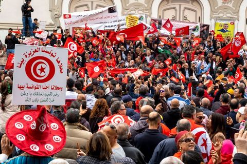 20 mars 2023 : en cette date anniversaire de l'Indépendance de la Tunisie en 1956, les partisans du Président tunisien Kais Saied se sont rassemblées à l'avneue Bourguiba à Tunis. Près d'un millier de personnes avec drapeaux et photos du président ont scandé leur soutien en chantant l'hymne national, des chants partisans et en diffusant des discours de Kasi Saied. Le dirigeant du Harak 25 juillet Fathy Hakimi, organisateur du rassemblement, a affirmé que ce rassemblement est un nouveau soutien aux décisions du président et contre la motion de l'Union européenne qu'il considère comme une ingérence dans les affaires internes du pays. Il a, par ailleurs, appelé l'Assemblée des représentants du peuple à tenir une séance plénière pour répondre aux décisions du Parlement européen.