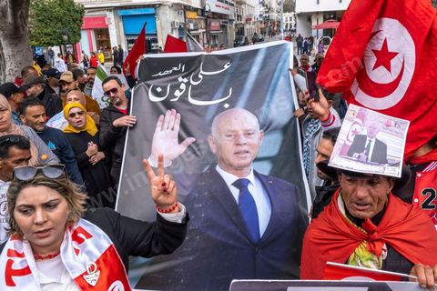20 mars 2023 : en cette date anniversaire de l'Indépendance de la Tunisie en 1956, les partisans du Président tunisien Kais Saied se sont rassemblées à l'avneue Bourguiba à Tunis. Près d'un millier de personnes avec drapeaux et photos du président ont scandé leur soutien en chantant l'hymne national, des chants partisans et en diffusant des discours de Kasi Saied. Le dirigeant du Harak 25 juillet Fathy Hakimi, organisateur du rassemblement, a affirmé que ce rassemblement est un nouveau soutien aux décisions du président et contre la motion de l'Union européenne qu'il considère comme une ingérence dans les affaires internes du pays. Il a, par ailleurs, appelé l'Assemblée des représentants du peuple à tenir une séance plénière pour répondre aux décisions du Parlement européen.