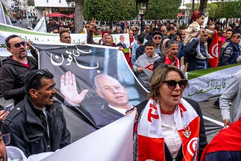 20 mars 2023 : en cette date anniversaire de l'Indépendance de la Tunisie en 1956, les partisans du Président tunisien Kais Saied se sont rassemblées à l'avneue Bourguiba à Tunis. Près d'un millier de personnes avec drapeaux et photos du président ont scandé leur soutien en chantant l'hymne national, des chants partisans et en diffusant des discours de Kasi Saied. Le dirigeant du Harak 25 juillet Fathy Hakimi, organisateur du rassemblement, a affirmé que ce rassemblement est un nouveau soutien aux décisions du président et contre la motion de l'Union européenne qu'il considère comme une ingérence dans les affaires internes du pays. Il a, par ailleurs, appelé l'Assemblée des représentants du peuple à tenir une séance plénière pour répondre aux décisions du Parlement européen.