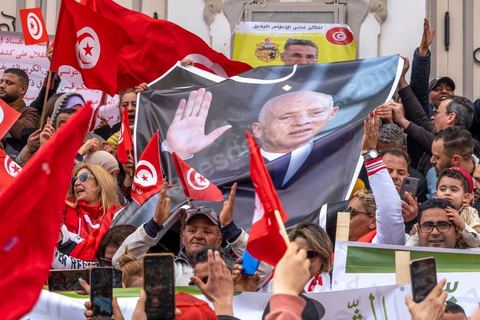 20 mars 2023 : en cette date anniversaire de l'Indépendance de la Tunisie en 1956, les partisans du Président tunisien Kais Saied se sont rassemblées à l'avneue Bourguiba à Tunis. Près d'un millier de personnes avec drapeaux et photos du président ont scandé leur soutien en chantant l'hymne national, des chants partisans et en diffusant des discours de Kasi Saied. Le dirigeant du Harak 25 juillet Fathy Hakimi, organisateur du rassemblement, a affirmé que ce rassemblement est un nouveau soutien aux décisions du président et contre la motion de l'Union européenne qu'il considère comme une ingérence dans les affaires internes du pays. Il a, par ailleurs, appelé l'Assemblée des représentants du peuple à tenir une séance plénière pour répondre aux décisions du Parlement européen.
