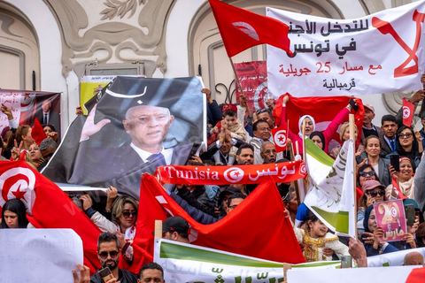 20 mars 2023 : en cette date anniversaire de l'Indépendance de la Tunisie en 1956, les partisans du Président tunisien Kais Saied se sont rassemblées à l'avneue Bourguiba à Tunis. Près d'un millier de personnes avec drapeaux et photos du président ont scandé leur soutien en chantant l'hymne national, des chants partisans et en diffusant des discours de Kasi Saied. Le dirigeant du Harak 25 juillet Fathy Hakimi, organisateur du rassemblement, a affirmé que ce rassemblement est un nouveau soutien aux décisions du président et contre la motion de l'Union européenne qu'il considère comme une ingérence dans les affaires internes du pays. Il a, par ailleurs, appelé l'Assemblée des représentants du peuple à tenir une séance plénière pour répondre aux décisions du Parlement européen.