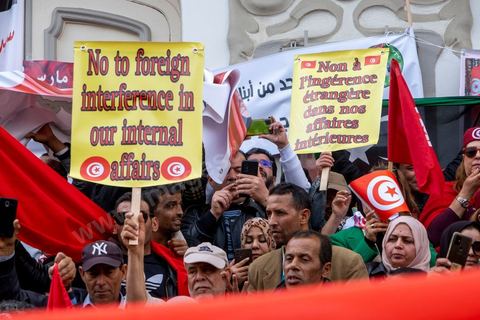 20 mars 2023 : en cette date anniversaire de l'Indépendance de la Tunisie en 1956, les partisans du Président tunisien Kais Saied se sont rassemblées à l'avneue Bourguiba à Tunis. Près d'un millier de personnes avec drapeaux et photos du président ont scandé leur soutien en chantant l'hymne national, des chants partisans et en diffusant des discours de Kasi Saied. Le dirigeant du Harak 25 juillet Fathy Hakimi, organisateur du rassemblement, a affirmé que ce rassemblement est un nouveau soutien aux décisions du président et contre la motion de l'Union européenne qu'il considère comme une ingérence dans les affaires internes du pays. Il a, par ailleurs, appelé l'Assemblée des représentants du peuple à tenir une séance plénière pour répondre aux décisions du Parlement européen.