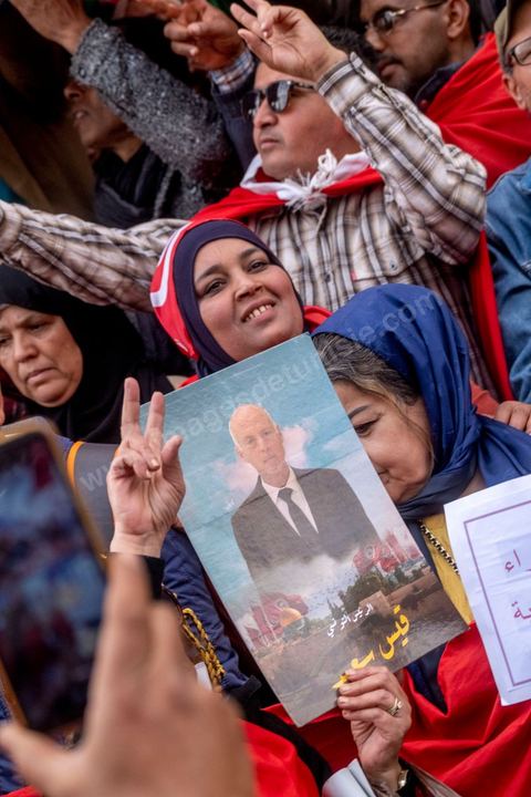 20 mars 2023 : en cette date anniversaire de l'Indépendance de la Tunisie en 1956, les partisans du Président tunisien Kais Saied se sont rassemblées à l'avneue Bourguiba à Tunis. Près d'un millier de personnes avec drapeaux et photos du président ont scandé leur soutien en chantant l'hymne national, des chants partisans et en diffusant des discours de Kasi Saied. Le dirigeant du Harak 25 juillet Fathy Hakimi, organisateur du rassemblement, a affirmé que ce rassemblement est un nouveau soutien aux décisions du président et contre la motion de l'Union européenne qu'il considère comme une ingérence dans les affaires internes du pays. Il a, par ailleurs, appelé l'Assemblée des représentants du peuple à tenir une séance plénière pour répondre aux décisions du Parlement européen.