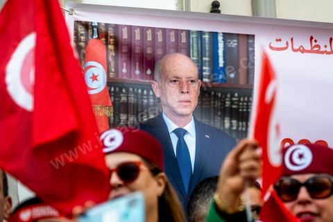 20 mars 2023 : en cette date anniversaire de l'Indépendance de la Tunisie en 1956, les partisans du Président tunisien Kais Saied se sont rassemblées à l'avneue Bourguiba à Tunis. Près d'un millier de personnes avec drapeaux et photos du président ont scandé leur soutien en chantant l'hymne national, des chants partisans et en diffusant des discours de Kasi Saied. Le dirigeant du Harak 25 juillet Fathy Hakimi, organisateur du rassemblement, a affirmé que ce rassemblement est un nouveau soutien aux décisions du président et contre la motion de l'Union européenne qu'il considère comme une ingérence dans les affaires internes du pays. Il a, par ailleurs, appelé l'Assemblée des représentants du peuple à tenir une séance plénière pour répondre aux décisions du Parlement européen.