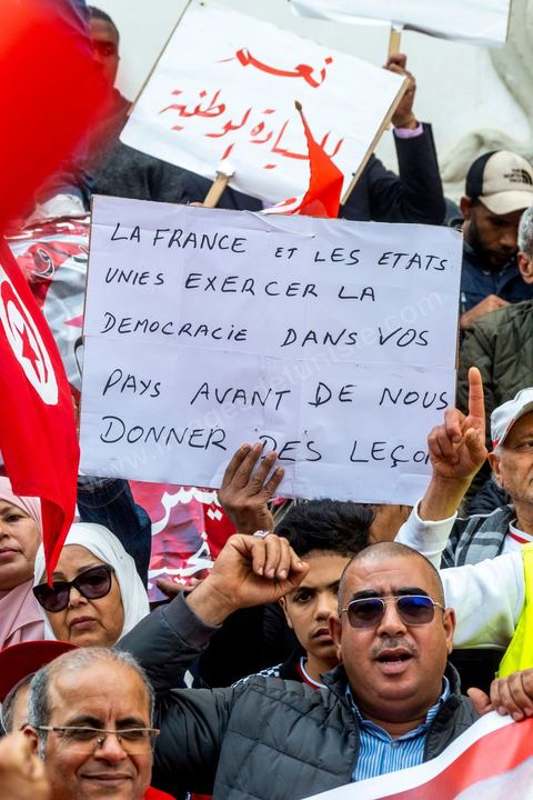 20 mars 2023 : en cette date anniversaire de l'Indépendance de la Tunisie en 1956, les partisans du Président tunisien Kais Saied se sont rassemblées à l'avneue Bourguiba à Tunis. Près d'un millier de personnes avec drapeaux et photos du président ont scandé leur soutien en chantant l'hymne national, des chants partisans et en diffusant des discours de Kasi Saied. Le dirigeant du Harak 25 juillet Fathy Hakimi, organisateur du rassemblement, a affirmé que ce rassemblement est un nouveau soutien aux décisions du président et contre la motion de l'Union européenne qu'il considère comme une ingérence dans les affaires internes du pays. Il a, par ailleurs, appelé l'Assemblée des représentants du peuple à tenir une séance plénière pour répondre aux décisions du Parlement européen.