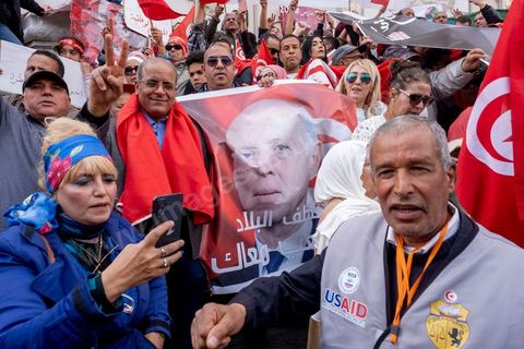 20 mars 2023 : en cette date anniversaire de l'Indépendance de la Tunisie en 1956, les partisans du Président tunisien Kais Saied se sont rassemblées à l'avneue Bourguiba à Tunis. Près d'un millier de personnes avec drapeaux et photos du président ont scandé leur soutien en chantant l'hymne national, des chants partisans et en diffusant des discours de Kasi Saied. Le dirigeant du Harak 25 juillet Fathy Hakimi, organisateur du rassemblement, a affirmé que ce rassemblement est un nouveau soutien aux décisions du président et contre la motion de l'Union européenne qu'il considère comme une ingérence dans les affaires internes du pays. Il a, par ailleurs, appelé l'Assemblée des représentants du peuple à tenir une séance plénière pour répondre aux décisions du Parlement européen.