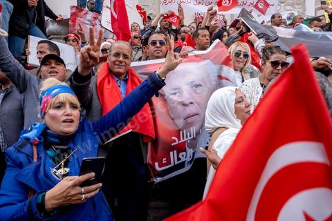 20 mars 2023 : en cette date anniversaire de l'Indépendance de la Tunisie en 1956, les partisans du Président tunisien Kais Saied se sont rassemblées à l'avneue Bourguiba à Tunis. Près d'un millier de personnes avec drapeaux et photos du président ont scandé leur soutien en chantant l'hymne national, des chants partisans et en diffusant des discours de Kasi Saied. Le dirigeant du Harak 25 juillet Fathy Hakimi, organisateur du rassemblement, a affirmé que ce rassemblement est un nouveau soutien aux décisions du président et contre la motion de l'Union européenne qu'il considère comme une ingérence dans les affaires internes du pays. Il a, par ailleurs, appelé l'Assemblée des représentants du peuple à tenir une séance plénière pour répondre aux décisions du Parlement européen.