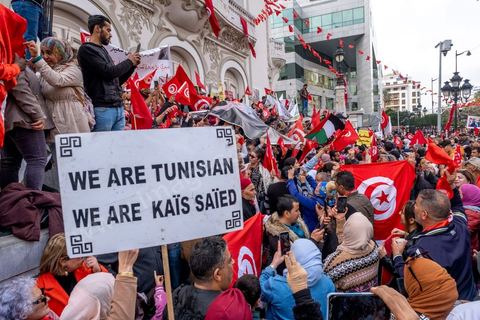 20 mars 2023 : en cette date anniversaire de l'Indépendance de la Tunisie en 1956, les partisans du Président tunisien Kais Saied se sont rassemblées à l'avneue Bourguiba à Tunis. Près d'un millier de personnes avec drapeaux et photos du président ont scandé leur soutien en chantant l'hymne national, des chants partisans et en diffusant des discours de Kasi Saied. Le dirigeant du Harak 25 juillet Fathy Hakimi, organisateur du rassemblement, a affirmé que ce rassemblement est un nouveau soutien aux décisions du président et contre la motion de l'Union européenne qu'il considère comme une ingérence dans les affaires internes du pays. Il a, par ailleurs, appelé l'Assemblée des représentants du peuple à tenir une séance plénière pour répondre aux décisions du Parlement européen.