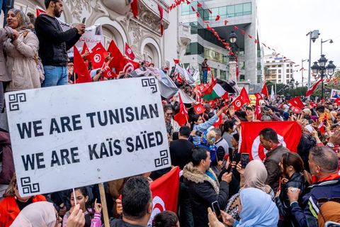 20 mars 2023 : en cette date anniversaire de l'Indépendance de la Tunisie en 1956, les partisans du Président tunisien Kais Saied se sont rassemblées à l'avneue Bourguiba à Tunis. Près d'un millier de personnes avec drapeaux et photos du président ont scandé leur soutien en chantant l'hymne national, des chants partisans et en diffusant des discours de Kasi Saied. Le dirigeant du Harak 25 juillet Fathy Hakimi, organisateur du rassemblement, a affirmé que ce rassemblement est un nouveau soutien aux décisions du président et contre la motion de l'Union européenne qu'il considère comme une ingérence dans les affaires internes du pays. Il a, par ailleurs, appelé l'Assemblée des représentants du peuple à tenir une séance plénière pour répondre aux décisions du Parlement européen.