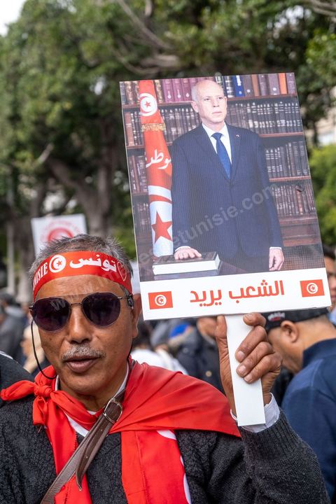 20 mars 2023 : en cette date anniversaire de l'Indépendance de la Tunisie en 1956, les partisans du Président tunisien Kais Saied se sont rassemblées à l'avneue Bourguiba à Tunis. Près d'un millier de personnes avec drapeaux et photos du président ont scandé leur soutien en chantant l'hymne national, des chants partisans et en diffusant des discours de Kasi Saied. Le dirigeant du Harak 25 juillet Fathy Hakimi, organisateur du rassemblement, a affirmé que ce rassemblement est un nouveau soutien aux décisions du président et contre la motion de l'Union européenne qu'il considère comme une ingérence dans les affaires internes du pays. Il a, par ailleurs, appelé l'Assemblée des représentants du peuple à tenir une séance plénière pour répondre aux décisions du Parlement européen.