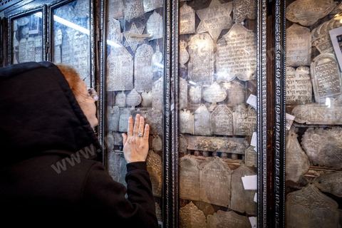 A la synagogue de la Ghriba à Hara Sghira, le premier jour du péleringae connait son effervescence, prières, dépots des oeufs avec les voeux dans la grotte, dons et enchères pour la communauté juive djerbienne. 