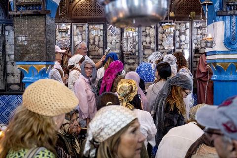 A la synagogue de la Ghriba à Hara Sghira, le premier jour du péleringae connait son effervescence, prières, dépots des oeufs avec les voeux dans la grotte, dons et enchères pour la communauté juive djerbienne. 