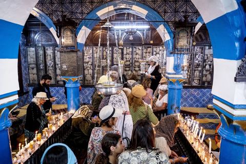 A la synagogue de la Ghriba à Hara Sghira, le premier jour du péleringae connait son effervescence, prières, dépots des oeufs avec les voeux dans la grotte, dons et enchères pour la communauté juive djerbienne. 
