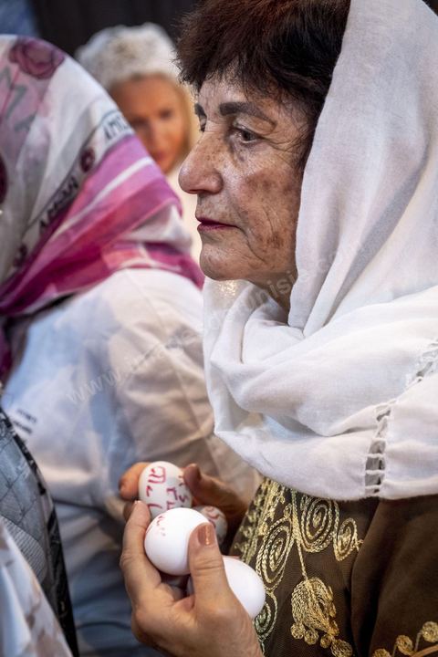 A la synagogue de la Ghriba à Hara Sghira, le premier jour du péleringae connait son effervescence, prières, dépots des oeufs avec les voeux dans la grotte, dons et enchères pour la communauté juive djerbienne. 