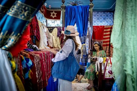 A la synagogue de la Ghriba à Hara Sghira, le premier jour du péleringae connait son effervescence, prières, dépots des oeufs avec les voeux dans la grotte, dons et enchères pour la communauté juive djerbienne. 