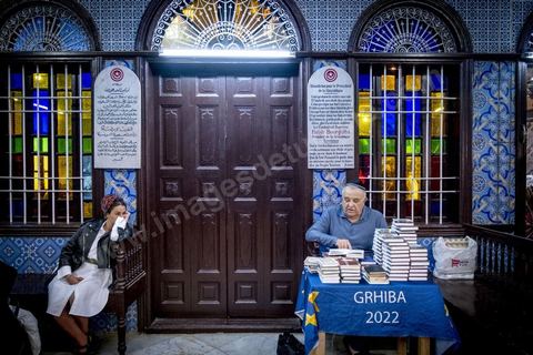 A la synagogue de la Ghriba à Hara Sghira, le premier jour du péleringae connait son effervescence, prières, dépots des oeufs avec les voeux dans la grotte, dons et enchères pour la communauté juive djerbienne. 