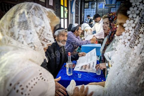 A la synagogue de la Ghriba à Hara Sghira, le premier jour du péleringae connait son effervescence, prières, dépots des oeufs avec les voeux dans la grotte, dons et enchères pour la communauté juive djerbienne. 