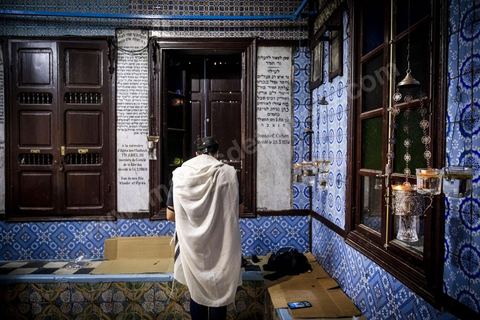 A la synagogue de la Ghriba à Hara Sghira, le premier jour du péleringae connait son effervescence, prières, dépots des oeufs avec les voeux dans la grotte, dons et enchères pour la communauté juive djerbienne. 