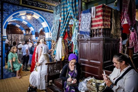 A la synagogue de la Ghriba à Hara Sghira, le premier jour du péleringae connait son effervescence, prières, dépots des oeufs avec les voeux dans la grotte, dons et enchères pour la communauté juive djerbienne. 