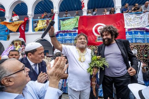 A la synagogue de la Ghriba à Hara Sghira, le premier jour du pélerinage connait son effervescence, prières, dépots des oeufs avec les voeux dans la grotte, dons et enchères pour la communauté juive djerbienne. Visite au coeur du caracansérail de Hassen Chalghoumi, Imam de Drancy d'origine tunisienne et Marek Halter, écrivain juif de rnom. Tous deux ont faits un disocurs d'appel à la paix et la communion entre les religions. 