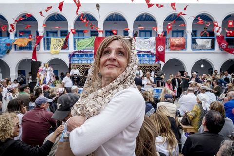 A la synagogue de la Ghriba à Hara Sghira, le premier jour du péleringae connait son effervescence, prières, dépots des oeufs avec les voeux dans la grotte, dons et enchères pour la communauté juive djerbienne. Au coeur du caravansérail, les festivités vont entre chants et musqiues et enchères pour la communauté juive de Djerba.