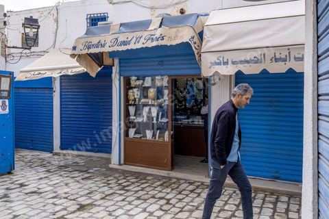 Dans la medina de Houmt Souk le quartier des bijoutiers, tradition ancestrale de ll'ile de Djerba paratgée à la fois par les musulmans et les juifs. Lors du pélérinage, il est de tradition d'aller acheter les bijoux en or et ragent chez les bijoutiers juifs de Djerba. 