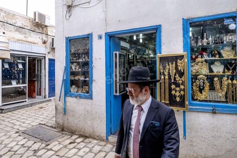 Dans la medina de Houmt Souk le quartier des bijoutiers, tradition ancestrale de ll'ile de Djerba paratgée à la fois par les musulmans et les juifs. Lors du pélérinage, il est de tradition d'aller acheter les bijoux en or et ragent chez les bijoutiers juifs de Djerba. 