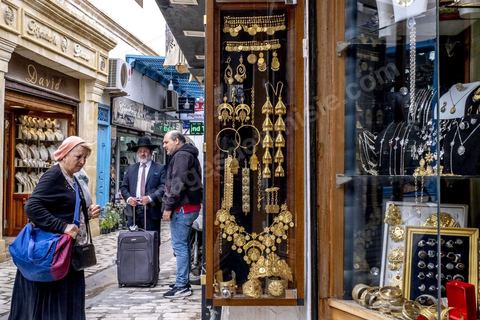 Dans la medina de Houmt Souk le quartier des bijoutiers, tradition ancestrale de ll'ile de Djerba paratgée à la fois par les musulmans et les juifs. Lors du pélérinage, il est de tradition d'aller acheter les bijoux en or et ragent chez les bijoutiers juifs de Djerba. 