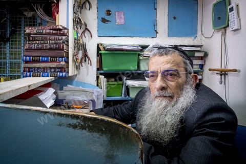 Portrait du grand rabbin de Tunisie, Haïm Bittan, dans sa boutique de matériel de bijoutier dans le quartier juif de Hara Kbira à Houmt SOuk. 