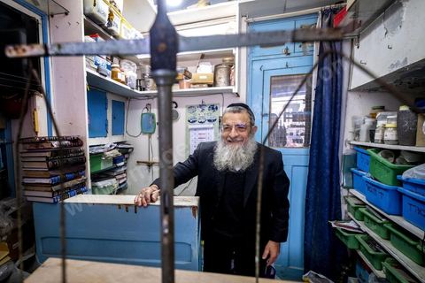 Portrait du grand rabbin de Tunisie, Haïm Bittan, dans sa boutique de matériel de bijoutier dans le quartier juif de Hara Kbira à Houmt SOuk. 