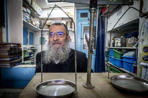 Portrait du grand rabbin de Tunisie, Haïm Bittan, dans sa boutique de matériel de bijoutier dans le quartier juif de Hara Kbira à Houmt SOuk. 